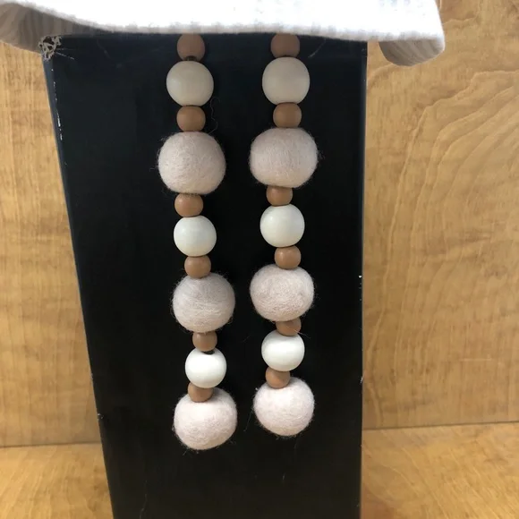 Nostalgic Gnome Cottage Style Beaded Legs Wool Pom Pom Jute Lace Burlap Rose Bow - Picture 3 of 7